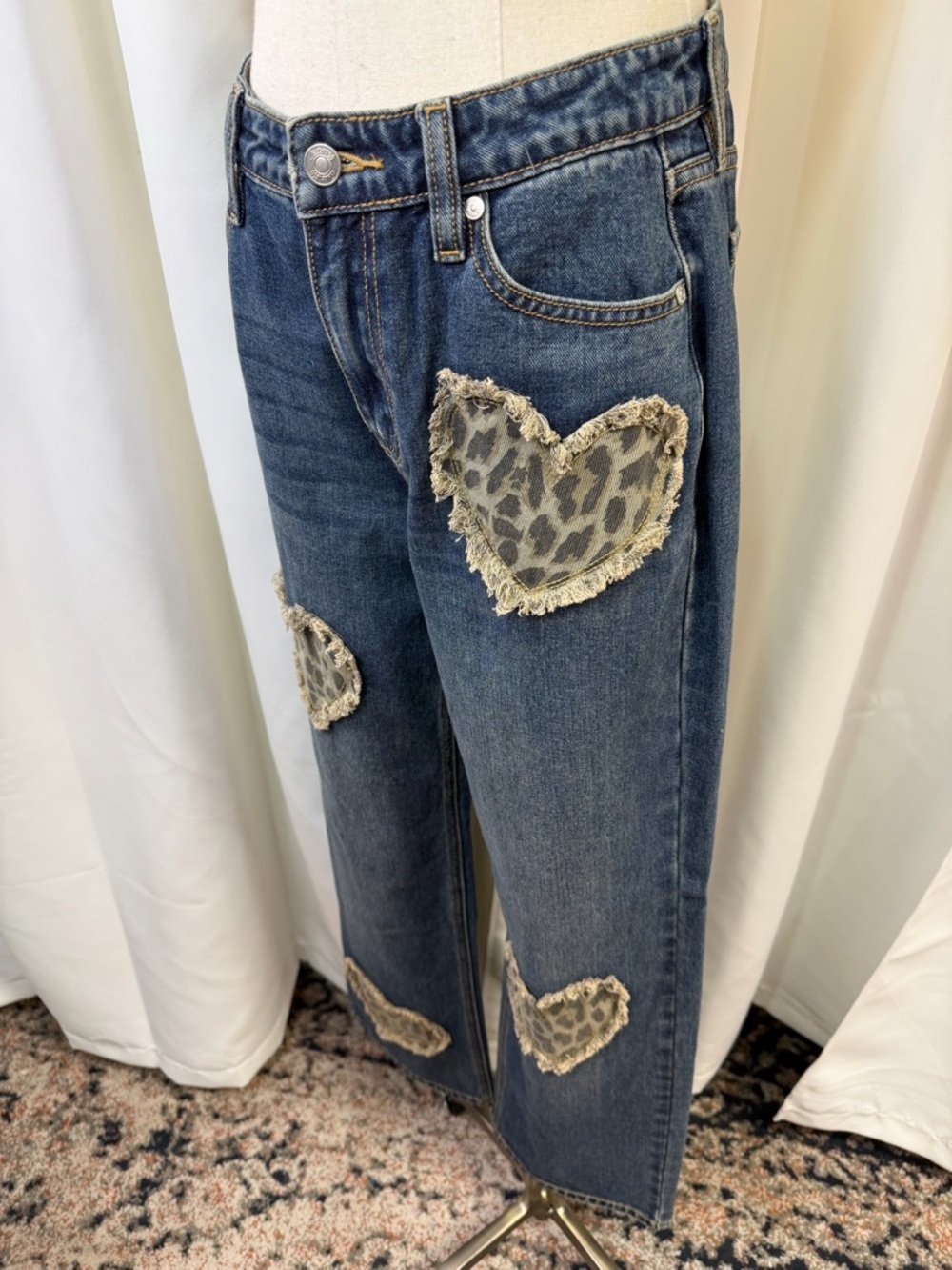 NWOT Cali 1850 Animal Print Heart Patch Straight Leg Jeans Junior’s Size 5 - Picture 7 of 16